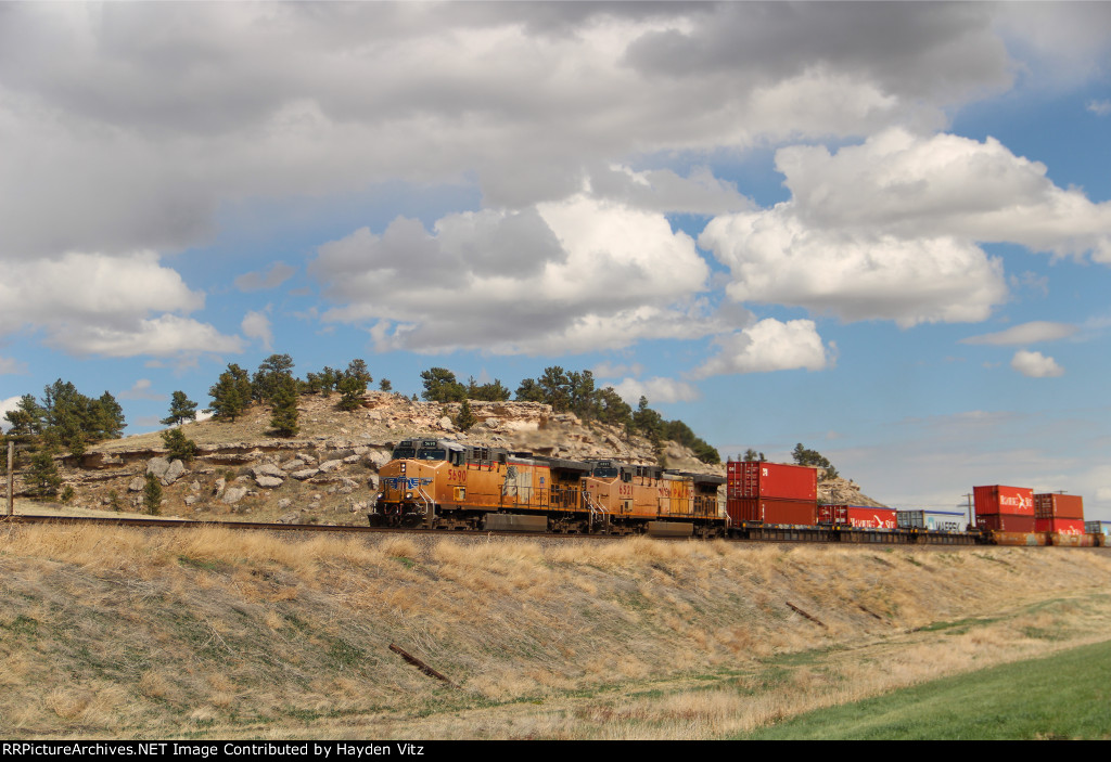 UP 5690 leading West